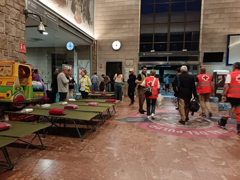 Apagón.- Ourense recuperó totalmente la luz desde las 6.30 horas y se habilitaron catres en la estación de trenes