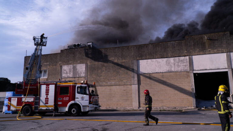Arde una nave de Profand en el puerto de Sada (A Coruña)
