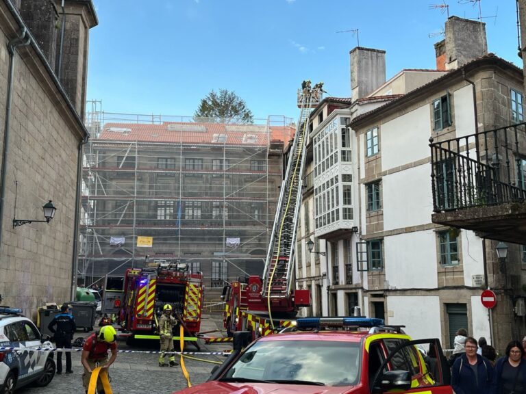 Extinguido un incendio en un edificio del casco histórico de Santiago
