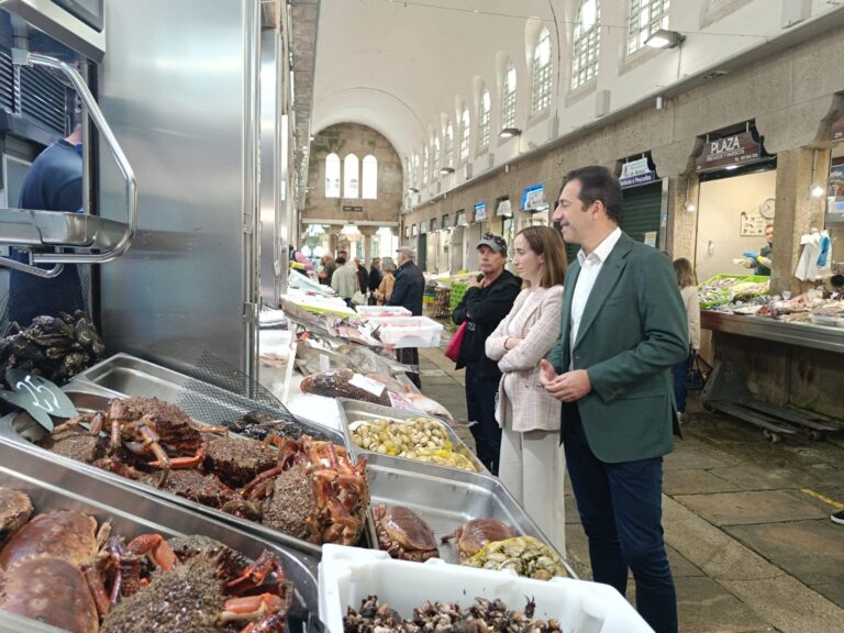 Un hombre increpa al conselleiro do Mar en el mercado de Santiago: «¡Hay que cuidar las rías!»