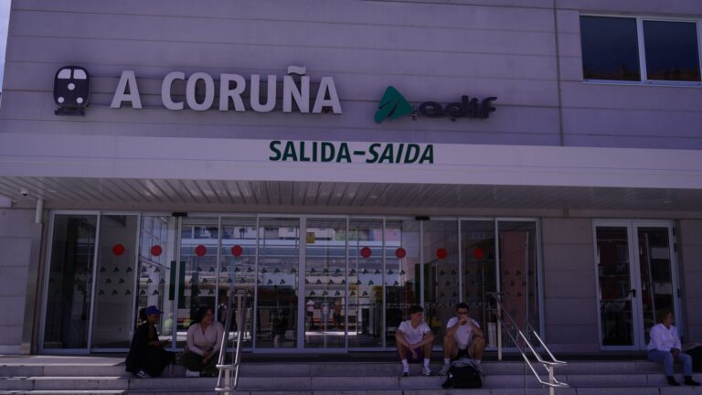 Apagón.- El Gobierno vincula con la recuperación por «zonas» la dificultad para restaurar los trenes en Galicia