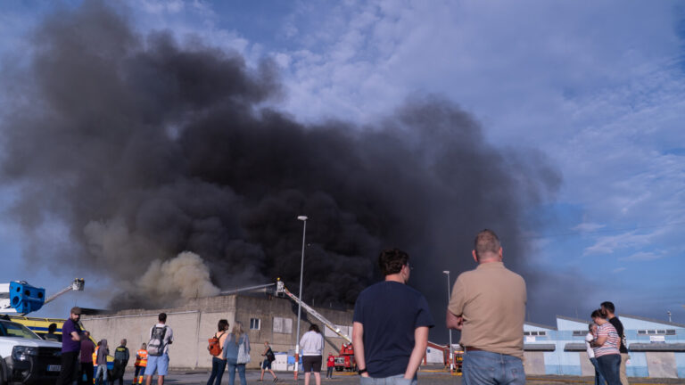 Extinguido el incendio que quemó una nave de Profand en Sada (A Coruña)