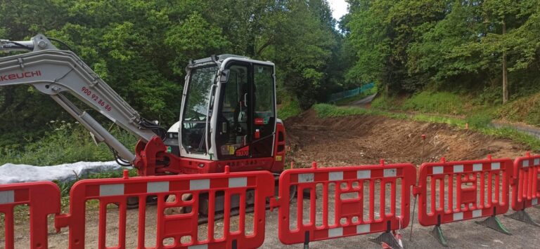 Ecologistas y vecinos de Conxo se concentran ante las obras del Eje de movilidad para pedir su paralización