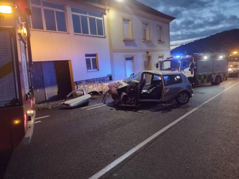 Fallece un conductor de 30 años tras salirse de la vía e impactar contra una vivienda en Outes (A Coruña)