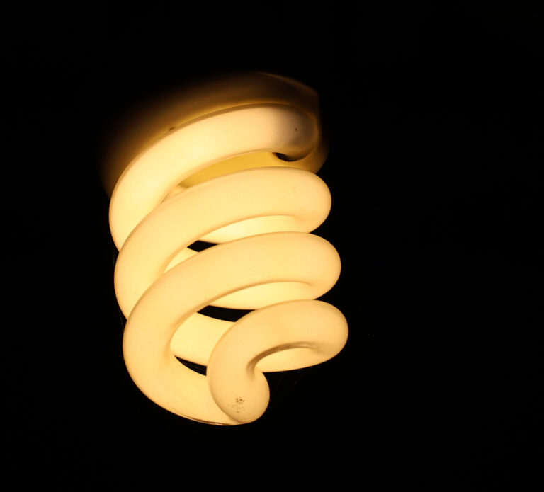 El precio de la luz cae este viernes a 10,94 euros/MWh y tendrá ocho horas de coste cero o negativo