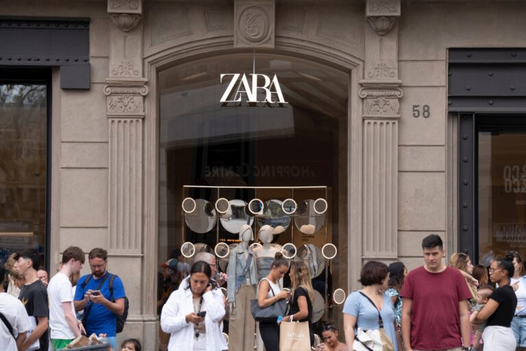 Amancio Ortega ingresa 1.552 millones por dividendos de Inditex, la mitad de lo que cobrará este año
