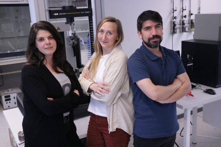 Investigadores de la UDC y del Instituto Leibniz desarrollan un bioplástico autorreforzado para envases sostenibles