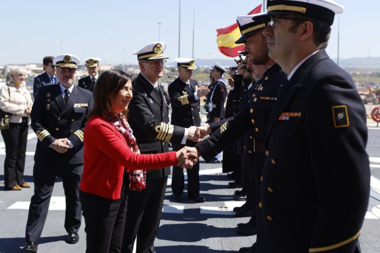 Robles visita la fragata ‘Álvaro de Bazán’ en Roma y destaca el «compromiso español con la seguridad marítima»