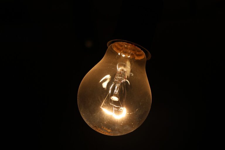 El precio de la luz sube este sábado un 47,8% y tendrá ocho horas de coste cero o negativo