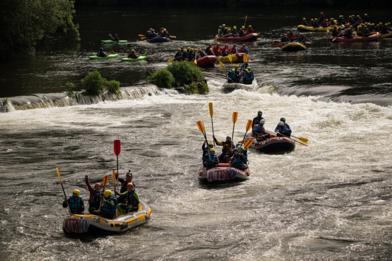 Centenares de personas descienden y se concentran a orillas del río Ulla para clamar contra Altri y la Mina de Touro