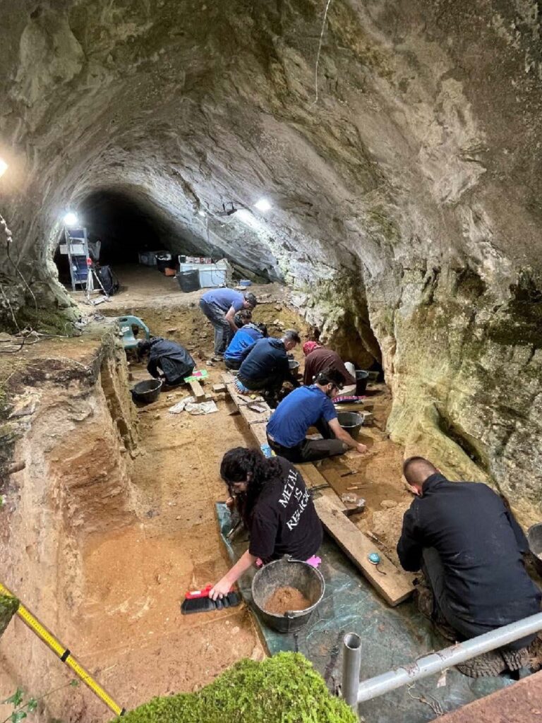 Investigadores de la UVigo y de la USC aportan nuevos datos sobre la vida de los últimos neandertales en Galicia