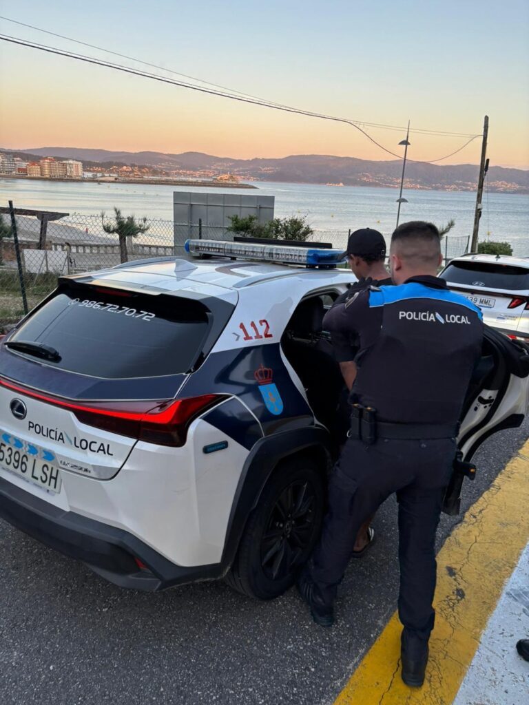 Detenido en Sanxenxo un joven con antecedentes tras entrar en la propiedad de un vecino y amenazarlo con una navaja