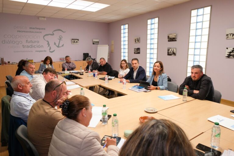 Villares promete «nuevas medidas» a cofradías tras plantear la de Pontevedra abandonar la federación gallega