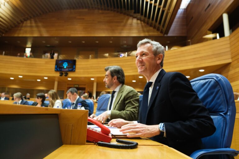 Pontón denuncia esperas de 393 días en dependencia y Rueda defiende que 3.000 expedientes se resolvieron en abril