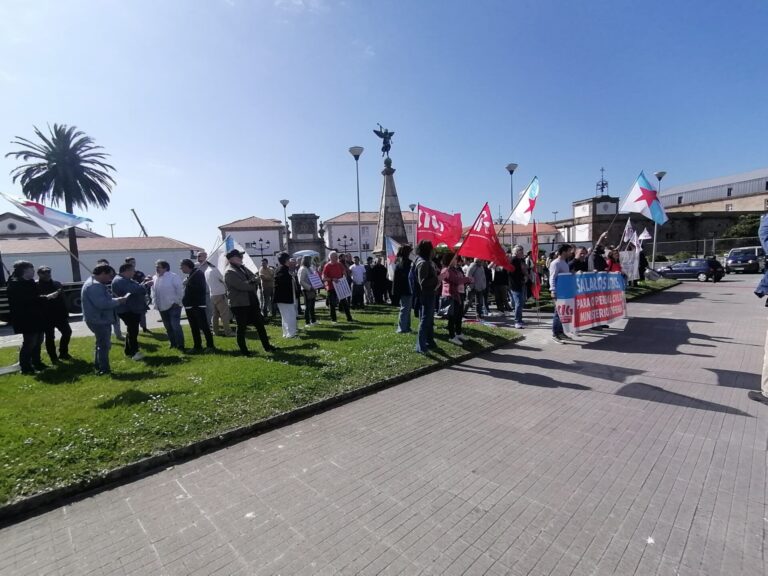 Unos 200 trabajadores denuncian ante el Arsenal de Ferrol la «discriminación salarial» del personal civil de Defensa