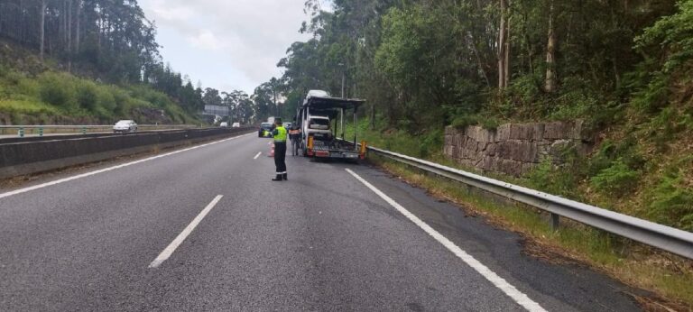 Cortado un carril de la A-55 tras el incendio en un camión portavehículos en Tui (Pontevedra)
