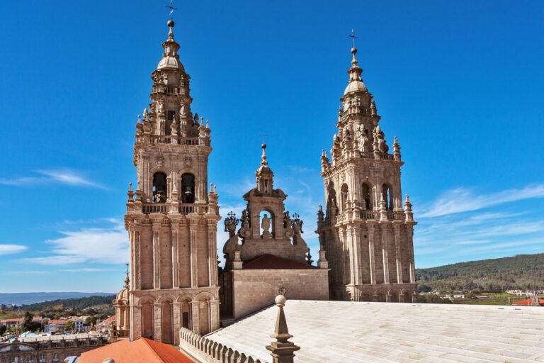 La Catedral de Santiago y otras iglesias de Galicia repican tras la elección del nuevo Papa León XIV