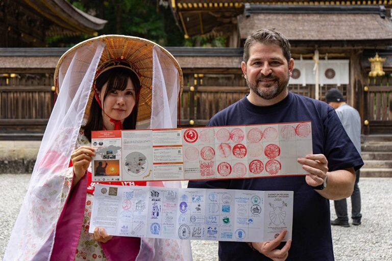 Un peregrino de México recibe el pasaporte dual 10.000 por recorrer los Caminos de Santiago y Kumano Kodo