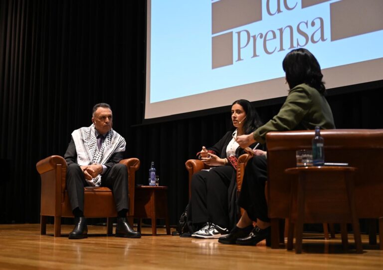 Periodistas palestinos denuncian en Santiago la violencia a la que se ven sometidos: «Nos asesinan para matar la verdad»