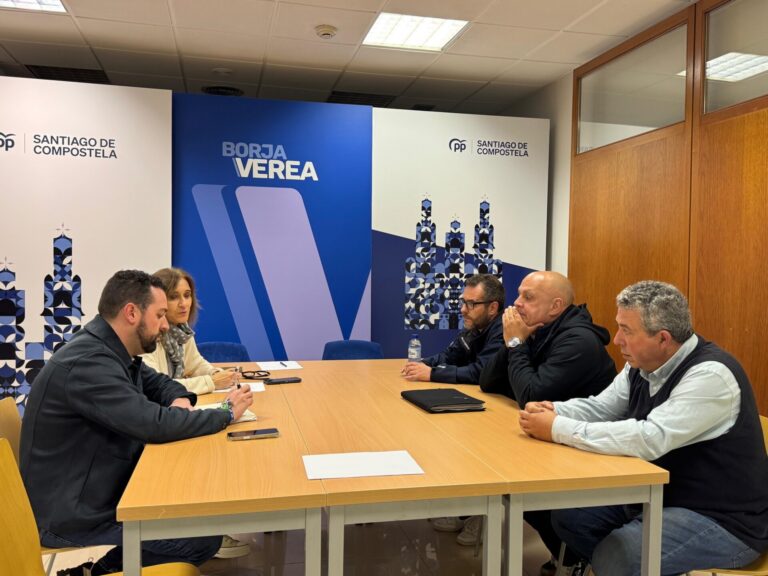 El PP carga contra la alcaldesa de Santiago, a la que acusa de «mentir» y urge «explicaciones por las VTC ilegales»