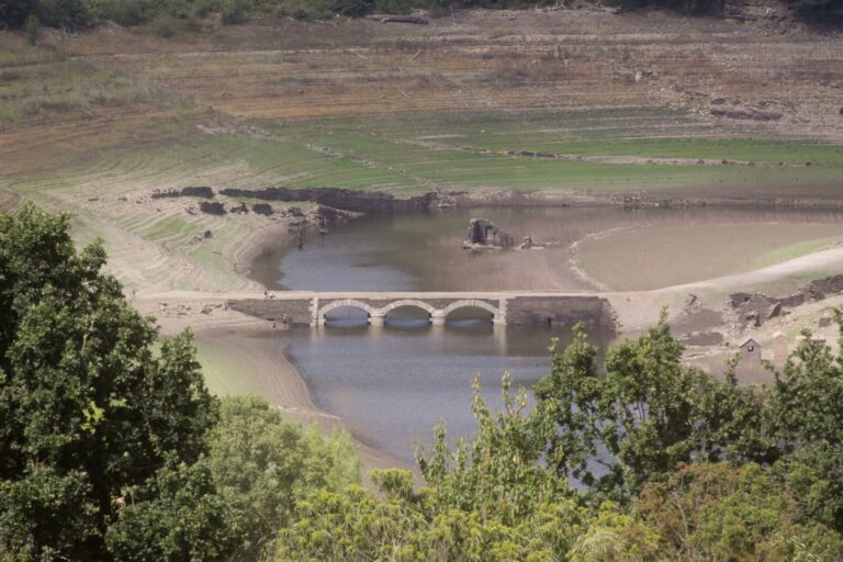 Ecologistas alertan: Altri o la mina de Touro son «incompatibles» con la Estrategia de Resiliencia del Agua de la UE