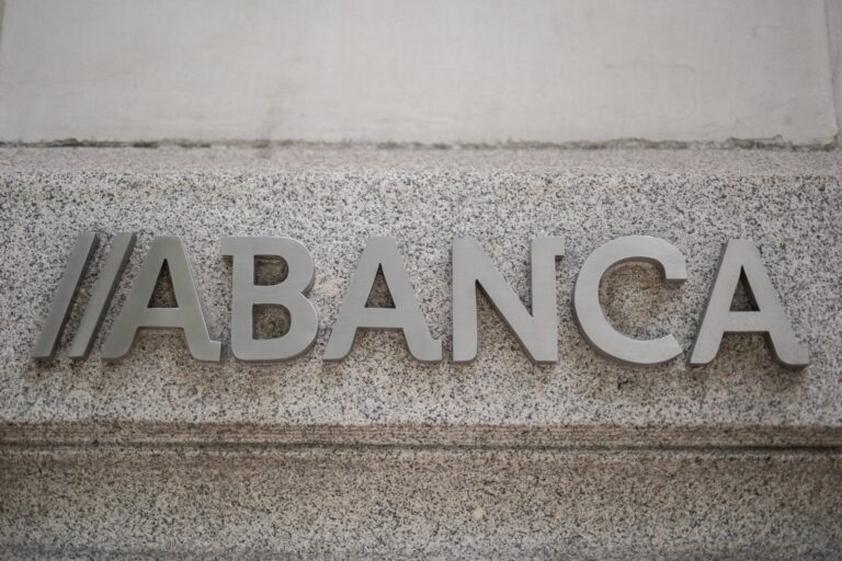 Abanca afirma que «no tiene interés» en una operación corporativa con Sabadell