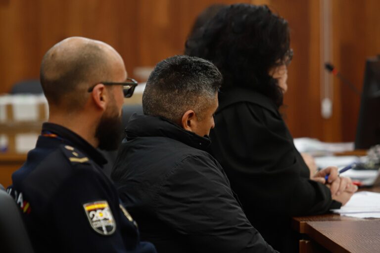 El acusado de asesinar a un okupa con el que vivía dice que no estaban enfadados y apunta a un cabreo con otro compañero