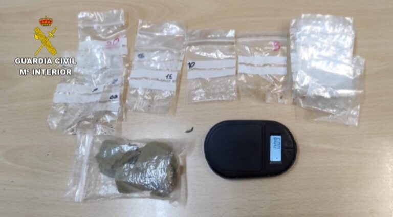 Investigan a un joven por un delito de tráfico de drogas tras sorprenderlo en Cangas con 44 gramos de hachís