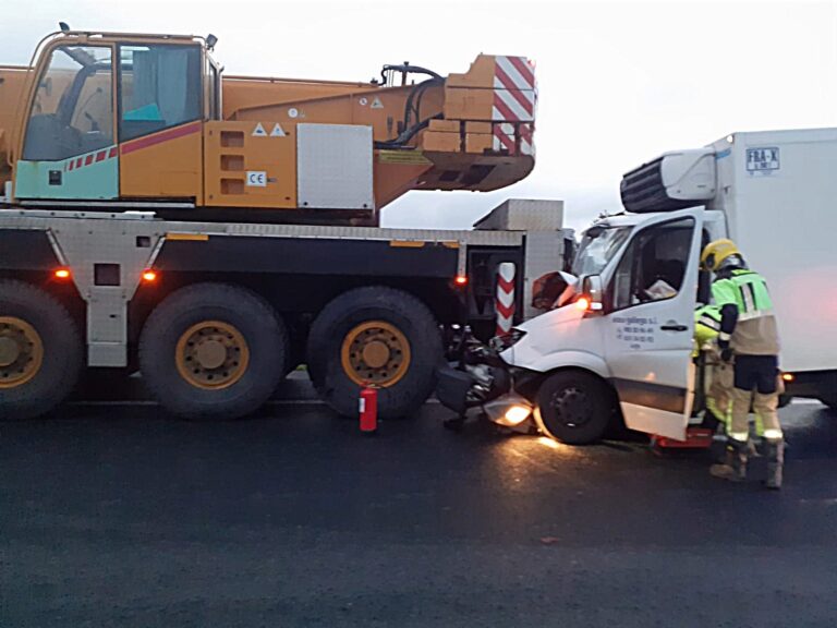 Una persona resulta herida tras una colisión entre una grúa y un furgón en la AG-64, en As Pontes (A Coruña)