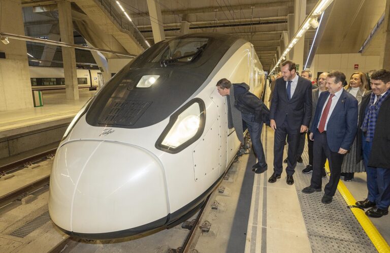 La Xunta acusa a Renfe de buscar «tapar» deficiencias con sus anuncios y exige compra de billetes anticipada en Galicia