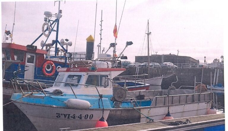 Rescatados dos pescadores tras registrarse un incendio en su barco en Muros (A Coruña)