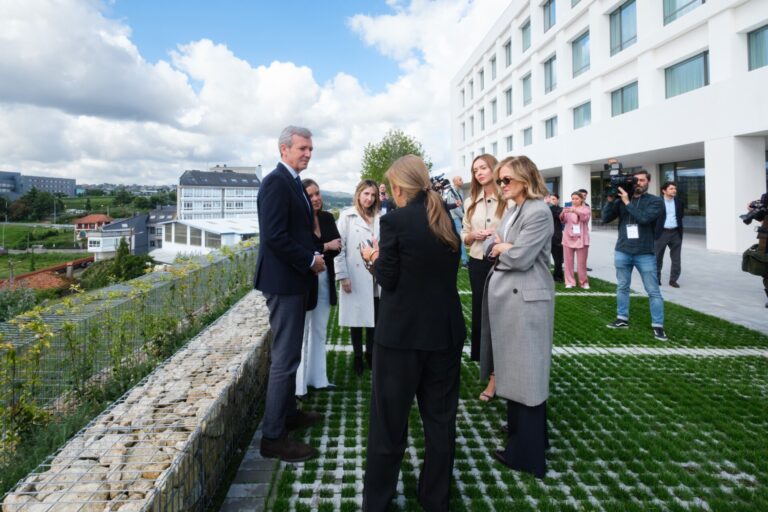 La Xunta incorpora a la red pública de residencias un centro en A Coruña, financiado por la Fundación Amancio Ortega