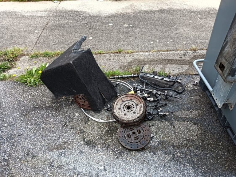 Un vecino de Sanxenxo se enfrenta a multas de entre 900 y 45.000 euros por tirar asientos de autobús al contenedor