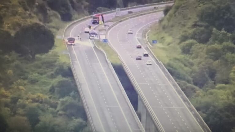 Cortada la A-52 en Allariz, dirección Vigo, por una mancha de combustible tras salirse de la vía un tráiler