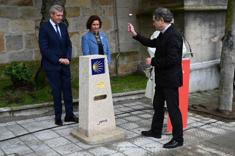 Rueda destaca la «experiencia irrepetible» del Camino de Santiago tras inaugurar el primer Mojón de la ruta en Bilbao
