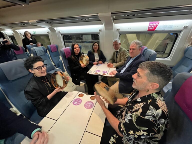 La imagen de las ‘cantareiras’ viajará en los trenes A Coruña-Vigo y A Coruña-Ourense para celebrar las Letras Galegas