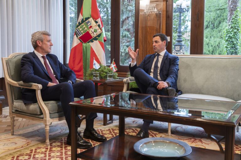 Pradales y Rueda analizan en Vitoria-Gasteiz las relaciones entre Euskadi y Galicia