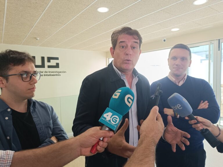 Besteiro asegura que el Partido Socialista trabajará con toda su «potencia» en Santiago pese a quedar con dos concejales