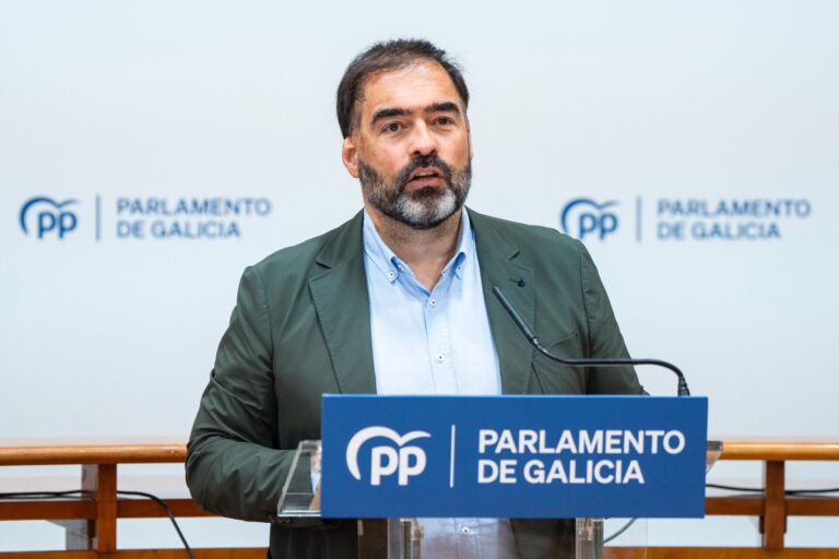 Pazos pide al BNG que «abandone la pancarta» y trabaje para alcanzar un pacto por la lengua