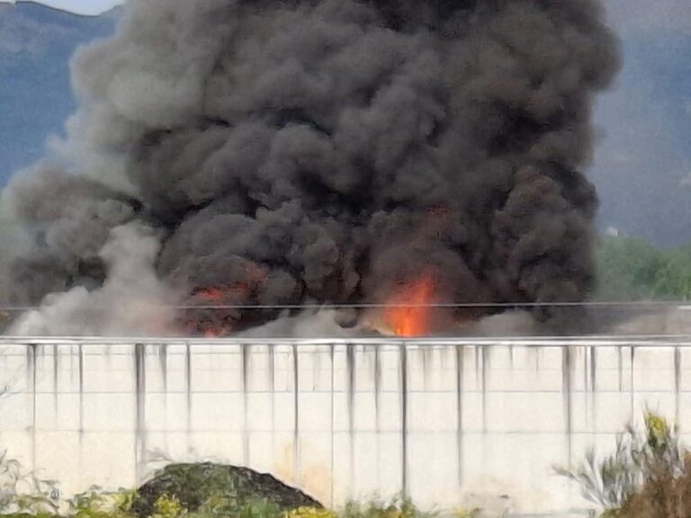 Dan por extinguido el fuego de la nave de gestión de residuos en O Porriño (Pontevedra), de la que colapsó el techo