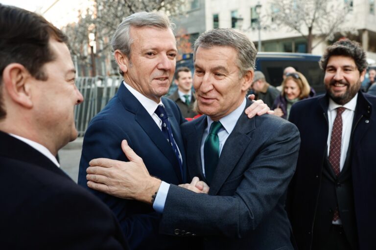 La oposición tacha de «muy grave» que Rueda «abandone sus responsabilidades» en el Consello por «sumisión» al PP