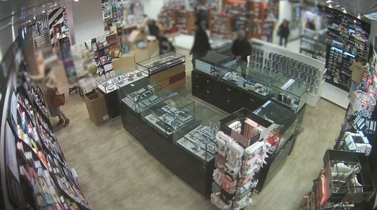 Cae una banda de robo de estilográficas de lujo que se llevó 30.000 euros en plumas de un centro comercial coruñés