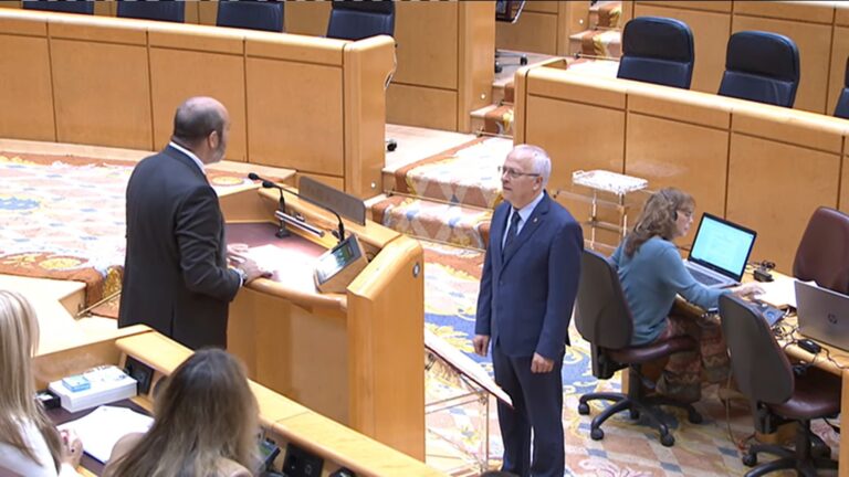 Manuel Mirás toma posesión de su escaño como senador del PSOE en sustitución de Sánchez Bugallo