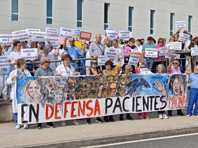 Pintan una pancarta en el Hospital de A Mariña como metáfora del servicio sanitario: «Con el tiempo se irá deteriorando»