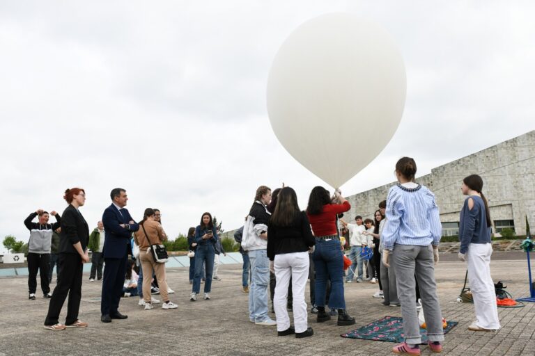 Siete centros educativos gallegos lanzan una cápsula al espacio para recoger datos biológicos y climáticos