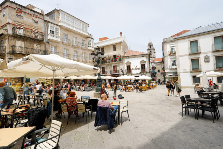 La facturación del sector servicios en Galicia es la tercera que más sube entre comunidades en marzo