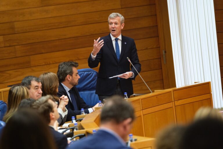 Pontón afea «servilismo» a Rueda, que replica que prefiere ir a Madrid con Feijóo que ir a «aplaudir a Otegi»