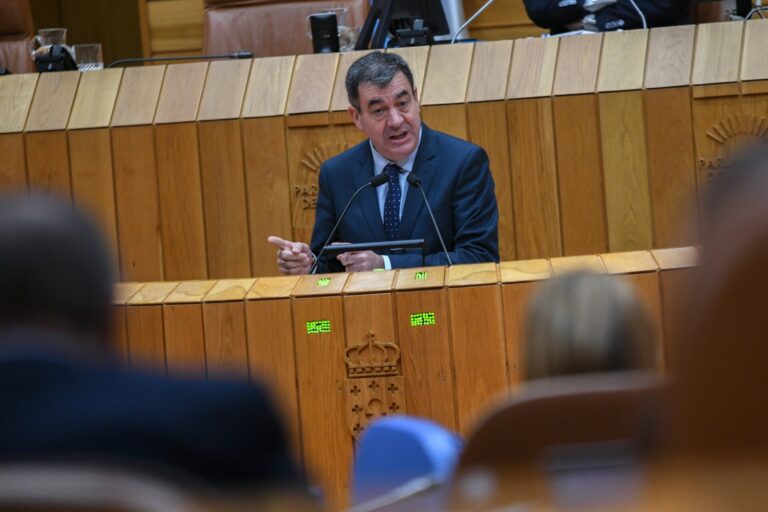 Pleno.- Las familias gallegas podrán matricular a sus hijos a través del móvil «en pocos días»