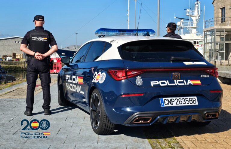 Detenidos en Vigo un hombre por tratar de romper un escaparate y una mujer por hurtar una tarjeta y pagar con ella