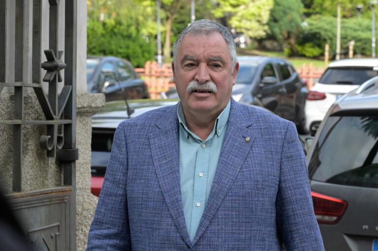 Fiscalía mantiene su petición de condena para el alcalde de Oleiros (A Coruña) por el derribo de la Casa Carnicero